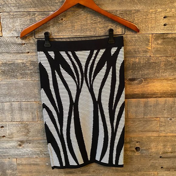 BEBE Bandage Tropical Leaves JACQ Skirt Size XS NWT - Picture 6 of 11